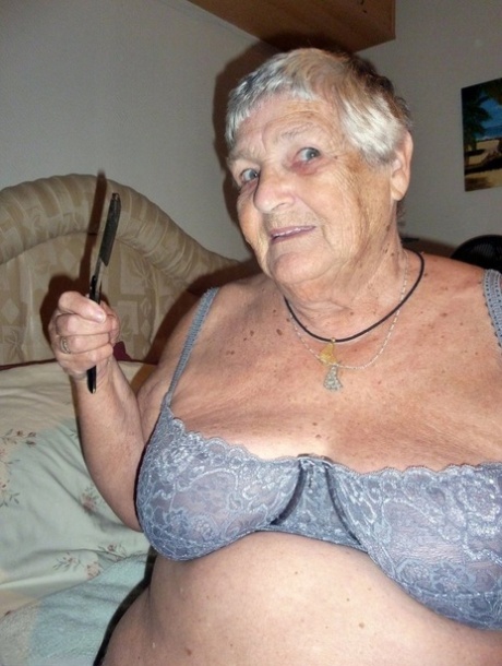 Fat Lady Grandma Libby Shaves Her Pussy And Underarms With A Straight Razor