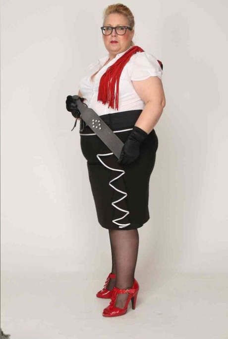An obese amateur named LexieCummings floats her own pussyboard in tights and red heels.