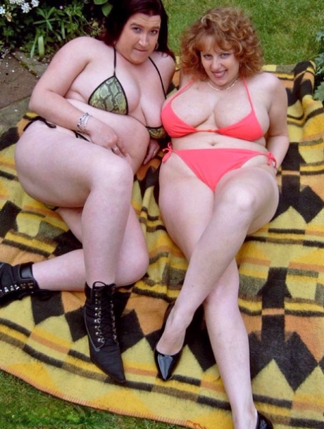 UK amateur Curvy Claire and her lesbian girlfriend remove breasts from their bikinis.