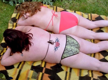 Curvy Claire and her lesbian partner remove breasts from their bikinis as an amateur in the UK.