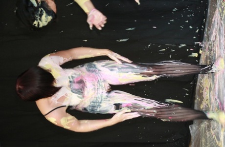 Body paint is used to cover the body of Zander Lee and her friend, who are both amateur dancers.