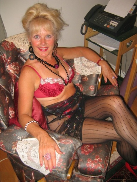 In her lingerie and high heels, Ruth is an amateur who looks blonde and has sexual intercourse.