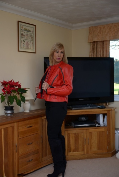 Extending her thong, Melody, who is still a mature blonde, unleashes her big breasts on the floor.