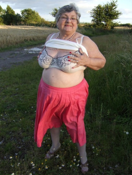 Толстая бабушка Либби выставляет напоказ свою огромную задницу в поле у ​​сельской дороги