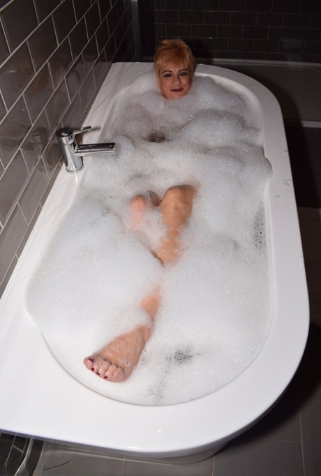 Dimonty, an amateur in Europe takes a bubble bath before taking a shower.
