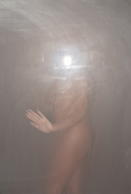 Before taking a shower, European amateur Dimonty takes a deep bain de flan.