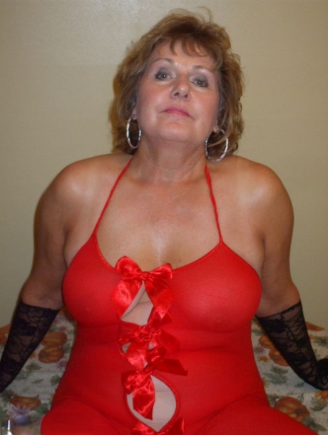Exhibiting lingerie: Older amateur Busty Bliss tugs on a penis as she exposes the corpse.