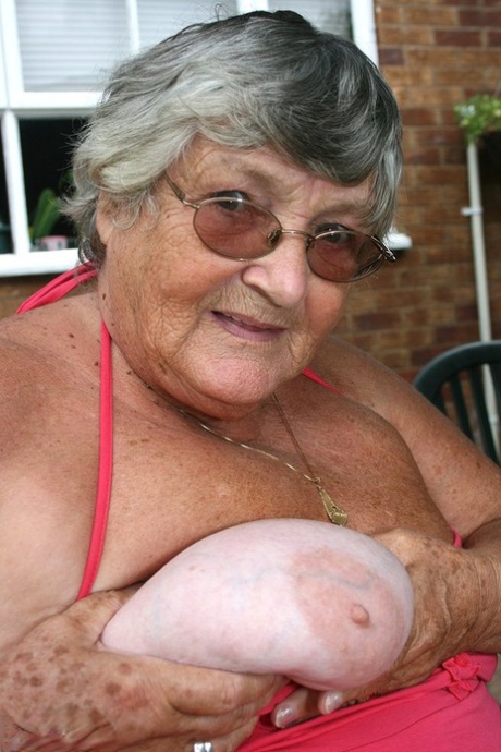Толстая бабушка Либби лижет соски перед тем, как обнажить свою большую задницу во внутреннем дворике