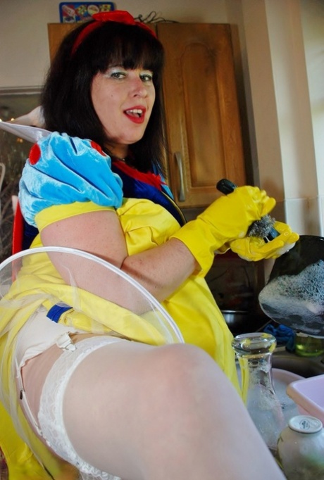 UK Amateur Juicey Janey Frees Her Big Butt And Snatch From Cosplay Attire