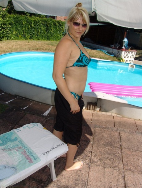 Blonde Amateur Sweet Susi Removes Her Bikini To Skinny Dip In A Swimming Pool