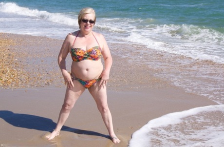 Mature UK Woman Speedy Bee Wears Sunglasses While Getting Naked At The Beach