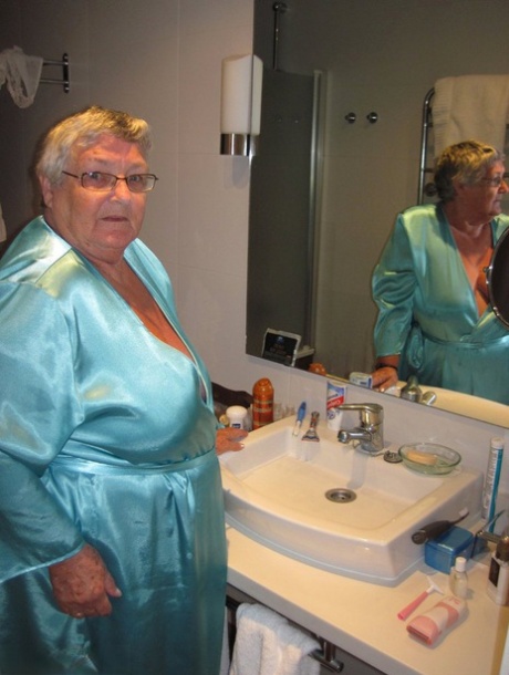 Morbidly Obese Woman Grandma Libby Shaves Before Taking A Bubble Bath