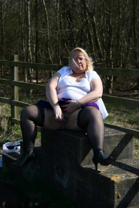 Taking off her clothes and crossing the bridge, Lexie Cummings, an obese British amateur, takes out her penis.