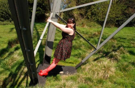 UK amateur Juicey Janey gets naked in heels underneath a hydro tower