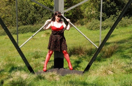 UK amateur Juicey Janey gets naked in heels underneath a hydro tower