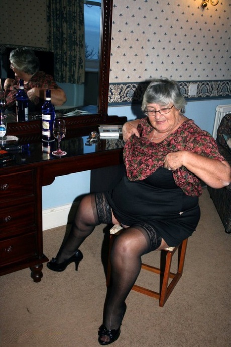 Prior to a vaginal sex, Grandma Libby from the UK consumes a bottle of alcohol.