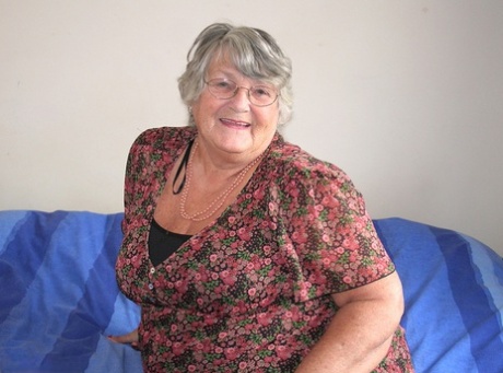 Old UK Amateur Grandma Libby Exposes Her Obese Body Before Masturbating