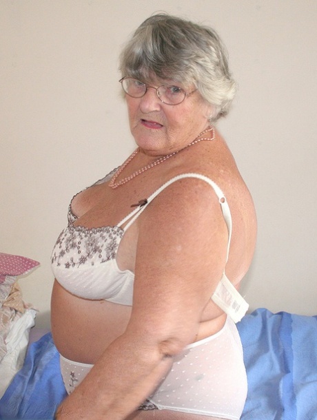 Old UK Amateur Grandma Libby Exposes Her Obese Body Before Masturbating