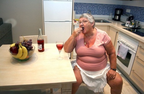 Зрелая бабушка-толстушка Либби раздевается на кухне, чтобы выпить вина, поужинать и мастурбировать игрушкой обнаженную киску