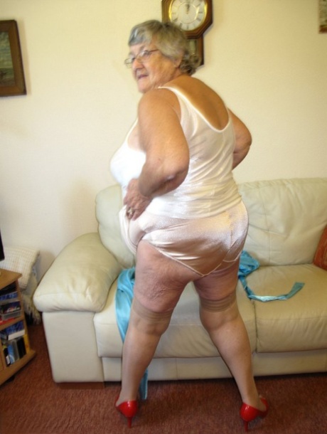 Brazen Horny Granny Grandma Libby Shamelessly Reveals Saggy Tits & Aged Pussy