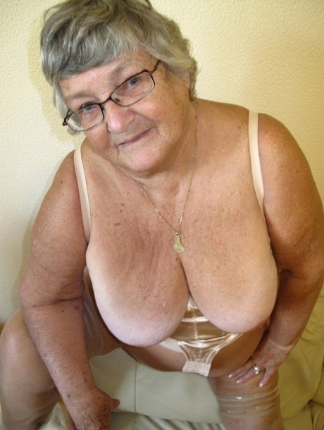 Brazen Horny Granny Grandma Libby Shamelessly Reveals Saggy Tits & Aged Pussy