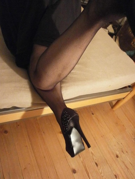 Mature Amateur Caro Changes Her Heels And Hosiery During Non-nude Action