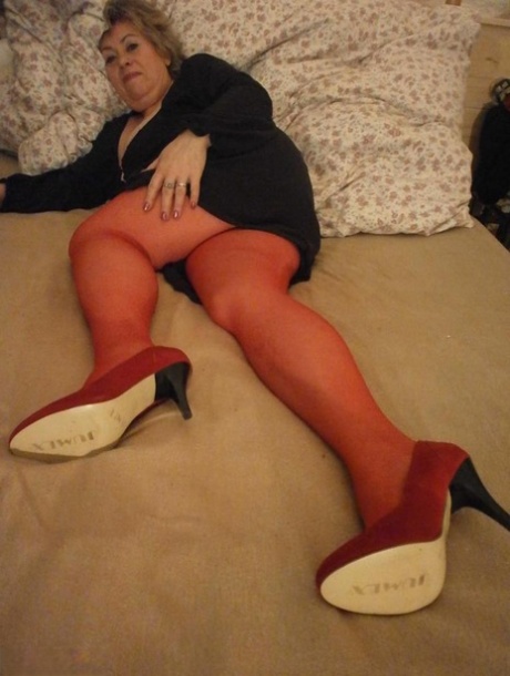 Mature Amateur Caro Changes Her Heels And Hosiery During Non-nude Action