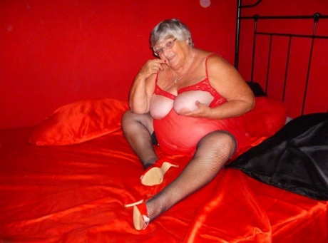 Obese mother Libby uses a bed to dildo her freshly razored vagina.