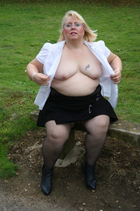 Толстая бабушка Лекси Каммингс оголяет свои сиськи и большую задницу на скамейке в парке в нейлоне