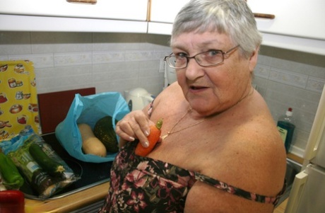 As she plays with veggies, Grandma Libby of Obese UK is stripped down to her nude.