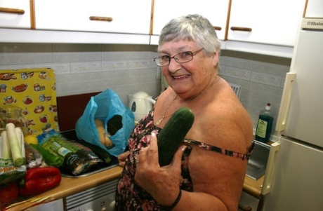 Grandma Libby, who is Obése and lives in the UK, gets completely nude while playing with vegetables.
