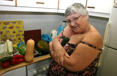 In the guise of an orphan, Grandma Libby from the Obése UK gets completely nude while playing with vegetables.