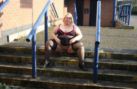 UK amateur Lexie Cummings, who is obese, shows her large buttocks and proceeds to snatch it in public.