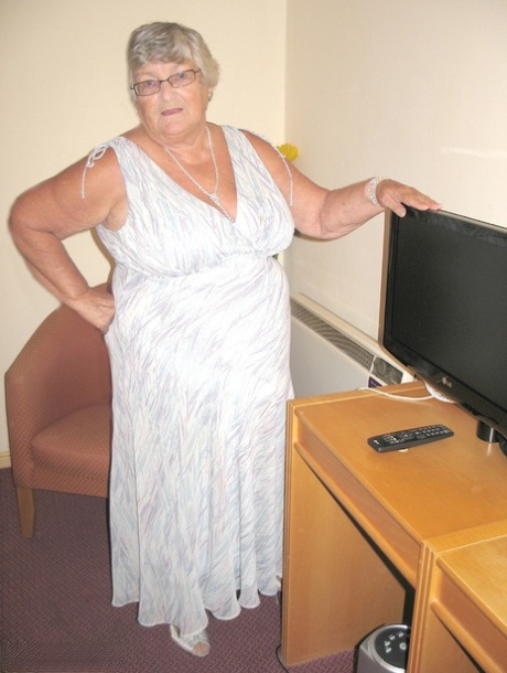 Old British Woman Grandma Libby Puts Her Obese Body On Display