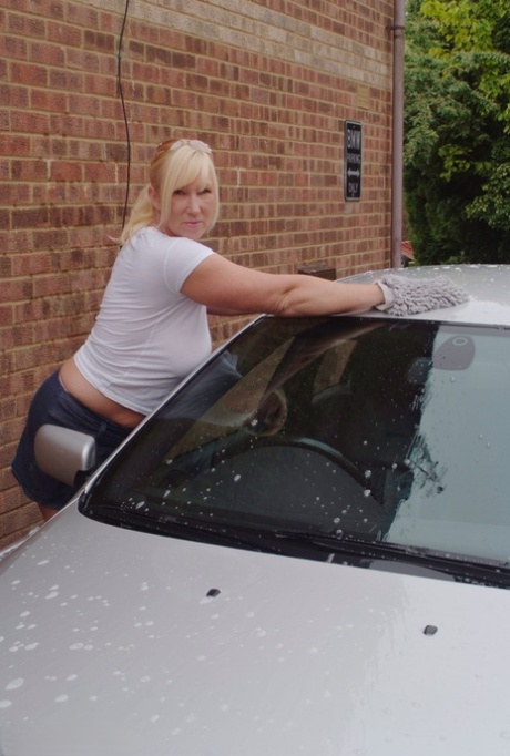 As she washes her car, Melody, a big-tipped blonde amateur, soaks in a white T-shirt with a lot of glitter.