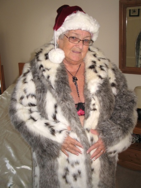 British Nan Grandma Libby Exposes Her Fat Body In A Christmas Hat And Hosiery
