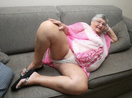 Возбужденная бабушка Либби раздевается и раздвигает свою старую бритую киску на диване