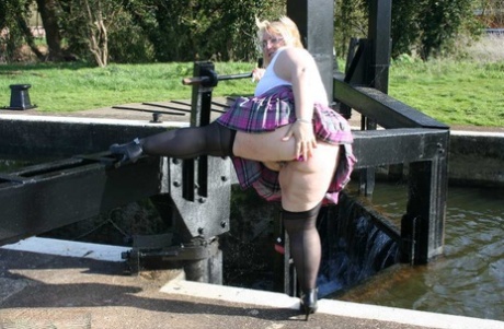 Due to her weight, Lexie Cummings bares herself by using hair extensions on an artificial canal system.