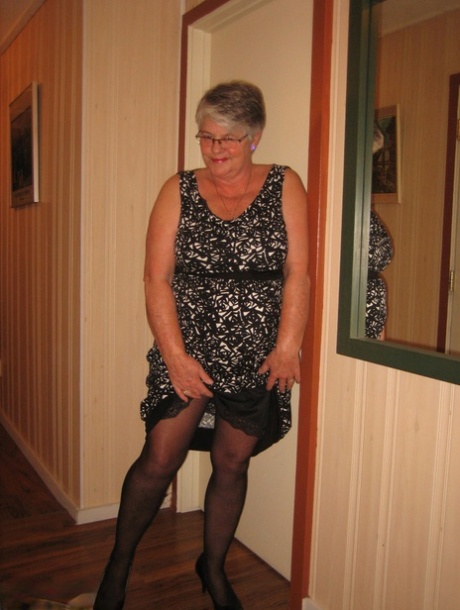 Chubby granny Girdle Goddess exposes herself while wearing her pantyhose.