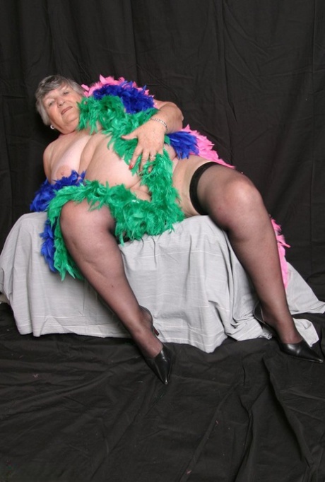 In her feather boas, Grandma Libby from the UK shows off her big tits.