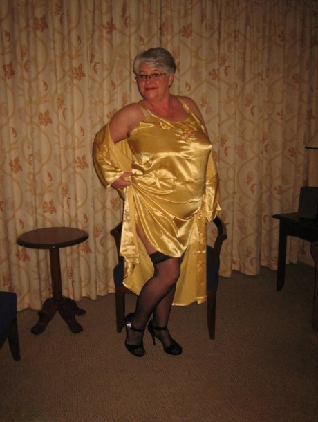 Silver-haired fatty Girdle Goddess exhibits her large breast and steals into it.