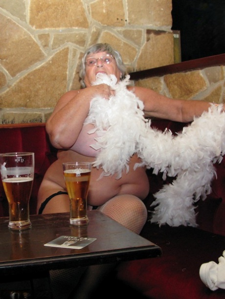 Old UK Fatty Grandma Libby Gets Naked While Having Beers In A Pub