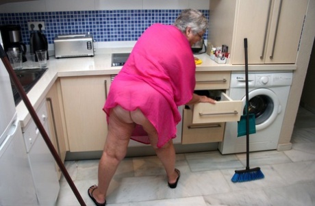 During cleaning her kitchen, Grandma Libby (of Fat UK) gets up in the nude.