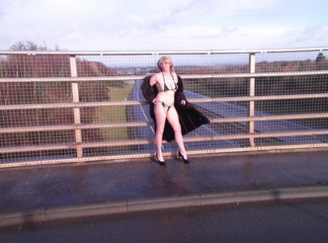Older amateur Barby Slut flashes on a sidewalk upon an overpass