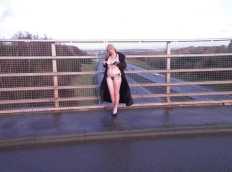 Older amateur Barby Slut flashes on a sidewalk upon an overpass