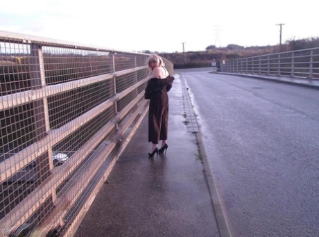 Older amateur Barby Slut flashes on a sidewalk upon an overpass