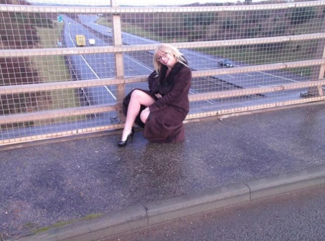 Older amateur Barby Slut flashes on a sidewalk upon an overpass