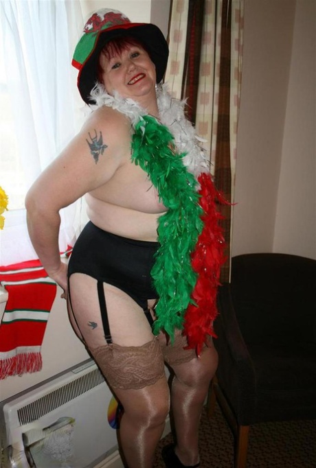 Valgasmic Exposed, a redhead of long-standing origin, exhibits her breasts and vagina during a Christmas photo session.