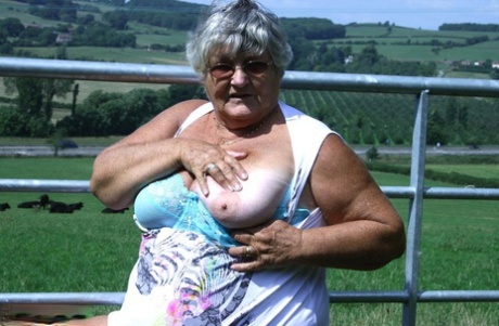 Пожилая британка, бабушка Либби, выставляет себя напоказ рядом с полем крупного рогатого скота.