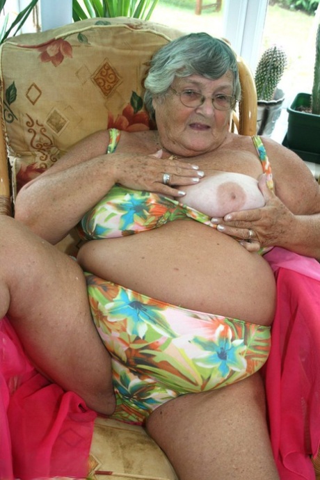 Возбужденная старая бабушка в очках раздевается, чтобы показать огромные отвисшие сиськи и большую задницу толстушки